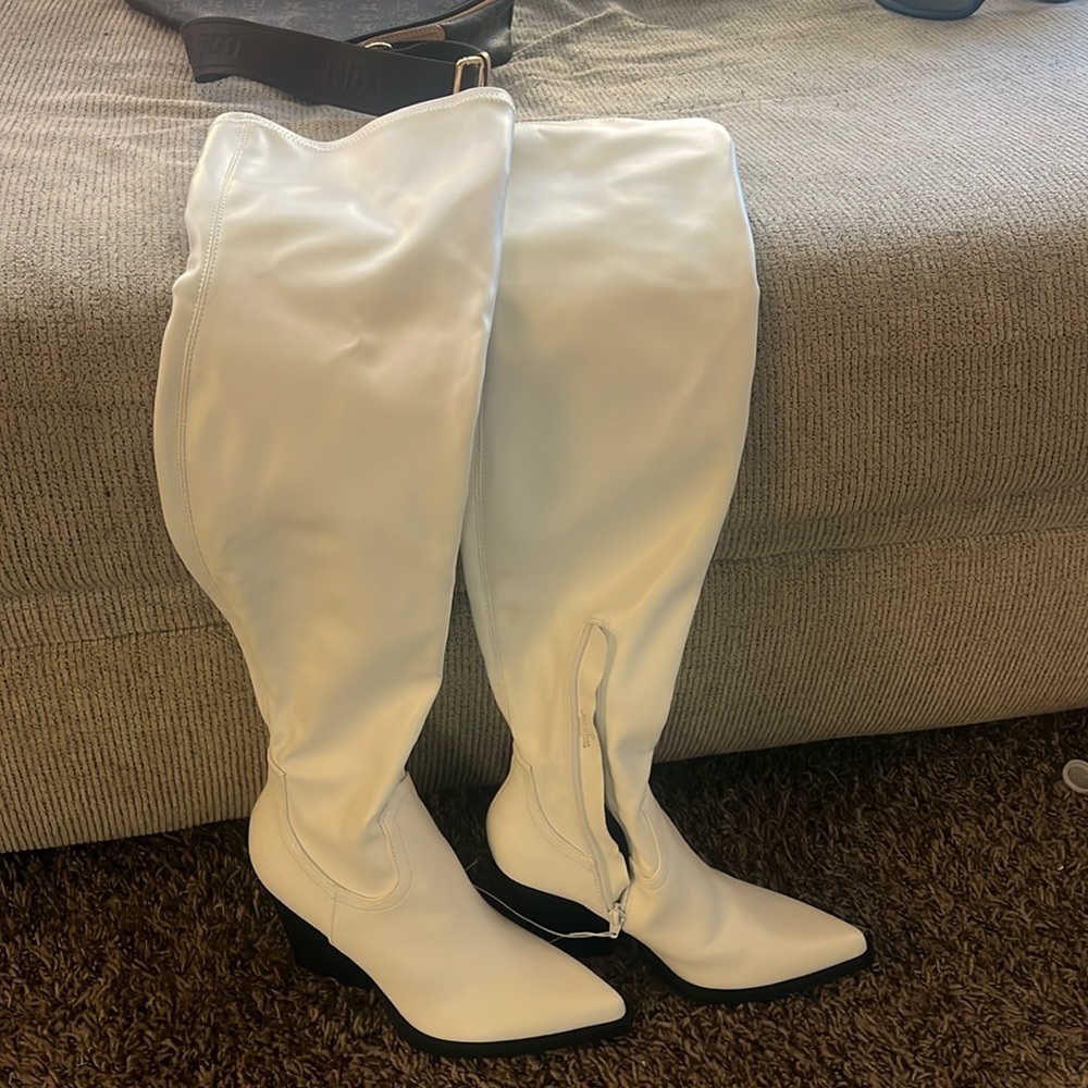 Rodeo time 🔥🔥🔥 brand new never worn i wear a 7 and i can fit just can’t zip🔥